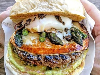 Rolls = hamburger compà 200 gr, provola, vellutata di asparagi, rolls di asparagi e bacon, uovo poche, tartufo nero